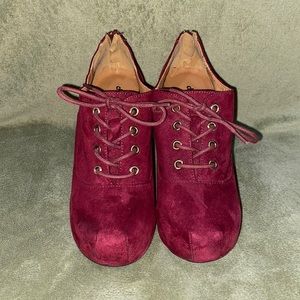 Burgundy women’s heel zipper in back of shoe laces approximately 5 in heel